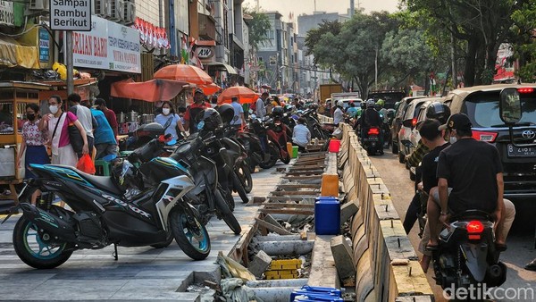 Pelebaran Trotoar Belum Usai, Parkir Liar dan PKL Sudah Mengintai