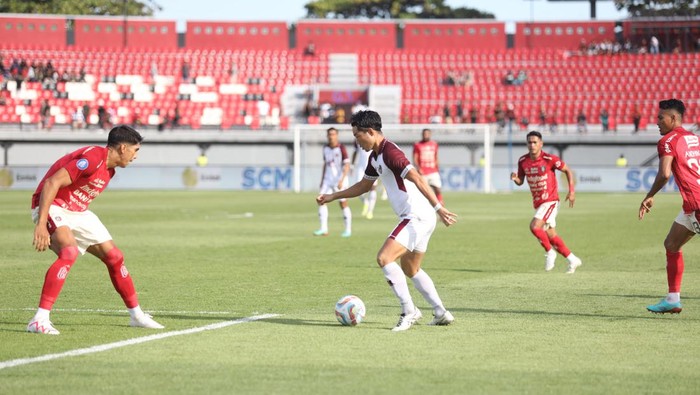 Pemain PSM Makassar Kenzo Nambu mencoba melewati penjagaan bek Bali United Elias Dolah dalam laga Liga 1 2023/2024.