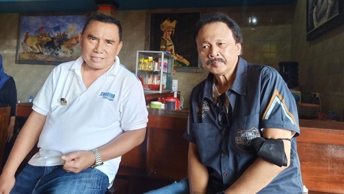 Pemrakarsa proyek pembangunan Taman KBS Tito Sulistio (kanan) dan Bupati Jembrana I Nengah Tamba (kiri) sadi Gilimanuk, Kecamatan Melaya, Jembrana, Bali, Jumat (11/8/2023). (I Putu Adi Budiastrawan/detikBali).