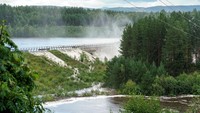 Sebuah bendungan di sungai Norwegia sebagian runtuh pada Rabu (9/8), mengirimkan air memancar melalui lubang menganga di struktur setelah berhari-hari banjir besar.  
