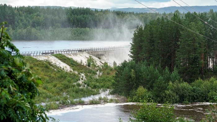 The dam at Braskereidfoss bursts as the water flows down Glomma River, in Braskereidfoss, Norway, August 9, 2023. NTB/Cornelius Poppe via REUTERS ATTENTION EDITORS - THIS IMAGE WAS PROVIDED BY A THIRD PARTY. NORWAY OUT. NO COMMERCIAL OR EDITORIAL SALES IN NORWAY.