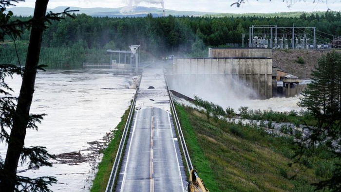 Penampakan Bendungan Jebol yang Sebabkan Banjir Hebat di Norwegia The dam at Braskereidfoss bursts as the water flows down Glomma River, in Braskereidfoss, Norway, August 9, 2023. NTB/Cornelius Poppe via REUTERS ATTENTION EDITORS - THIS IMAGE WAS PROVIDED BY A THIRD PARTY. NORWAY OUT. NO COMMERCIAL OR EDITORIAL SALES IN NORWAY.