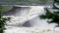 Bendungan listrik Braskereidfoss di Sungai Glomma, jalur air terbesar di Norwegia, tidak dapat membuka pintunya setelah ruang kontrolnya kebanjiran.  