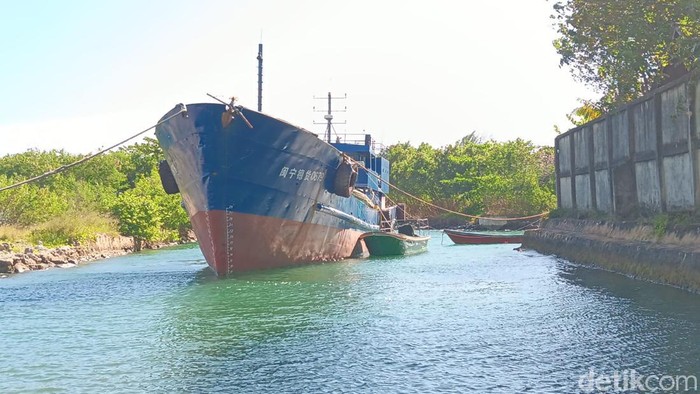 Penampakan kapal ilegal asal Hongkong, China di dermaga Tampa Garam, Kota Sorong.