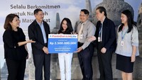 Presiden Direktur Panin Dai-ichi Life Fadjar Gunawan (dua dari kiri) didampingi oleh (ki-ka): Head of Bancassurance Panin Dai-ichi Life Hendrawati Subali, Sub Branch Manager Panin Bank KCP Majapahit Fery R. Haryadi, Branch Manager Panin Bank KCU Semarang Yani Benyamin dan Wealth Relation Manager Panin Bank KCU Semarang Marry Ariesta, memberikan pembayaran klaim tutup usia sebesar Rp 2,5 miliar kepada perwakilan ahli waris nasabah bancassurance di Semarang, Jawa Tengah.