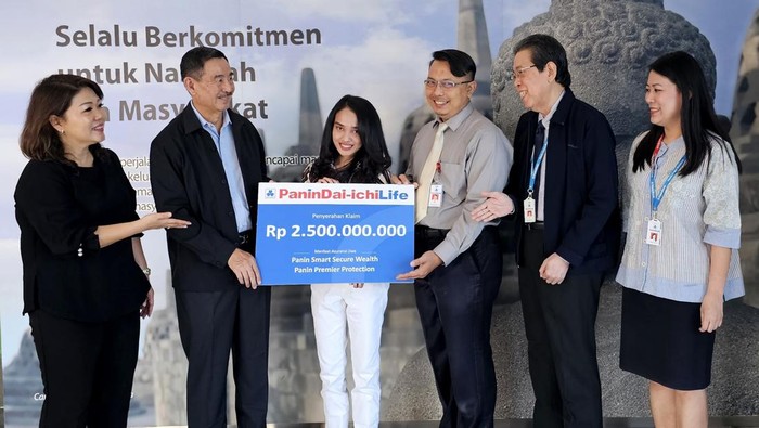 Pencairan Klaim Asuransi Jiwa Rp 2,5 M Presiden Direktur Panin Dai-ichi Life Fadjar Gunawan (dua dari kiri) didampingi oleh (ki-ka): Head of Bancassurance Panin Dai-ichi Life Hendrawati Subali, Sub Branch Manager Panin Bank KCP Majapahit Fery R. Haryadi, Branch Manager Panin Bank KCU Semarang Yani Benyamin dan Wealth Relation Manager Panin Bank KCU Semarang Marry Ariesta, memberikan pembayaran klaim tutup usia sebesar Rp 2,5 miliar kepada perwakilan ahli waris nasabah bancassurance di Semarang, Jawa Tengah, kemarin. Klaim ini merupakan pembayaran manfaat dari produk asuransi jiwa Panin Smart Secure Wealth dan Panin Premier Protection, yang di distribusikan melalui jalur pemasaran Bancassurance Panin Bank.
