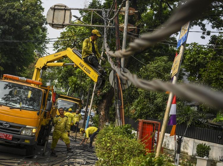Kabel Utilitas yang Berantakan di Jakarta Dibereskan