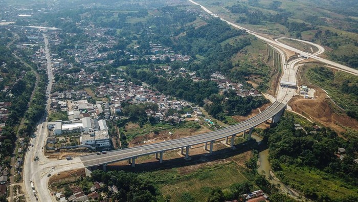 Kendaraan memasuki pintu masuk Parungkuda di Ruas Jalan Tol Bogor-Ciawi-Sukabumi (Bocimi) di Cibadak, Kabupaten Sukabumi, Jawa Barat, Jumat (11/8/2023). Setelah mengoperasikan ruas Jalan Tol Bocimi seksi II yang diresmikan oleh Presiden Joko Widodo pekan lalu, Kementerian PUPR akan melanjutkan proyek Jalan Tol Bocimi seksi 3 dan 4 serta berencana untuk melanjutkan pengembangan Tol Bocimi hingga Kabupaten Cianjur dan Padalarang Kabupaten Bandung Barat. ANTARA FOTO/Raisan Al Farisi/rwa.