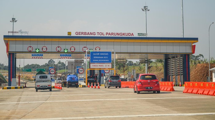 Pengoperasian Jalan Tol Bocimi Seksi II Kendaraan memasuki pintu masuk Parungkuda di Ruas Jalan Tol Bogor-Ciawi-Sukabumi (Bocimi) di Cibadak, Kabupaten Sukabumi, Jawa Barat, Jumat (11/8/2023). Setelah mengoperasikan ruas Jalan Tol Bocimi seksi II yang diresmikan oleh Presiden Joko Widodo pekan lalu, Kementerian PUPR akan melanjutkan proyek Jalan Tol Bocimi seksi 3 dan 4 serta berencana untuk melanjutkan pengembangan Tol Bocimi hingga Kabupaten Cianjur dan Padalarang Kabupaten Bandung Barat. ANTARA FOTO/Raisan Al Farisi/rwa.