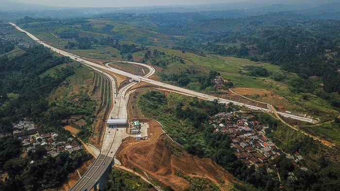 Pengoperasian Jalan Tol Bocimi Seksi II Kendaraan memasuki pintu masuk Parungkuda di Ruas Jalan Tol Bogor-Ciawi-Sukabumi (Bocimi) di Cibadak, Kabupaten Sukabumi, Jawa Barat, Jumat (11/8/2023). Setelah mengoperasikan ruas Jalan Tol Bocimi seksi II yang diresmikan oleh Presiden Joko Widodo pekan lalu, Kementerian PUPR akan melanjutkan proyek Jalan Tol Bocimi seksi 3 dan 4 serta berencana untuk melanjutkan pengembangan Tol Bocimi hingga Kabupaten Cianjur dan Padalarang Kabupaten Bandung Barat. ANTARA FOTO/Raisan Al Farisi/rwa.