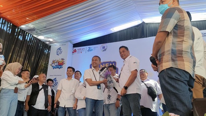 Pengundian hadiah mobil di acara Panen Hadiah Simpedes 2023 Garut.