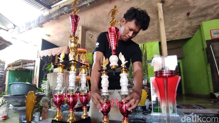 perajin piala dapat berkah agustusan