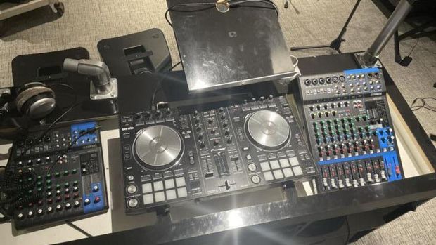 Perangkat DJ yang dilelang Twitter