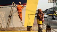 Sudut-sudut kota terus dipercantik oleh pasukan oranye dengan mural untuk menghilangkan kesan kumuh.  