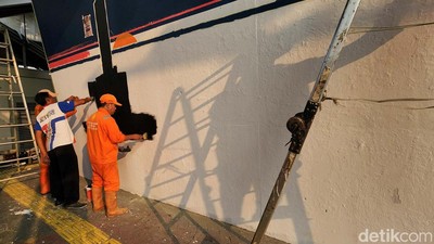 Perindah Kolong Flyover dengan Mural Warna-warni