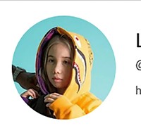 Sebelum mengeluarkan pernyataan bahwa dirinya masih hidup, netizen dihebohkan dengan beredarnya status Lil Tay di akun YouTube. Dalam profilnya, Lil Tay seolah-olah mengabarkan bahwa dirinya tidak meninggal dan minta ditolong dengan menuliskan, help me. Tak berapa lama kemudian sebuah postingan Instagram bernama Termanii menyebut bahwa Lil Tay dan kakak laki-lakinya, Jason, belum meninggal. Foto: Internet