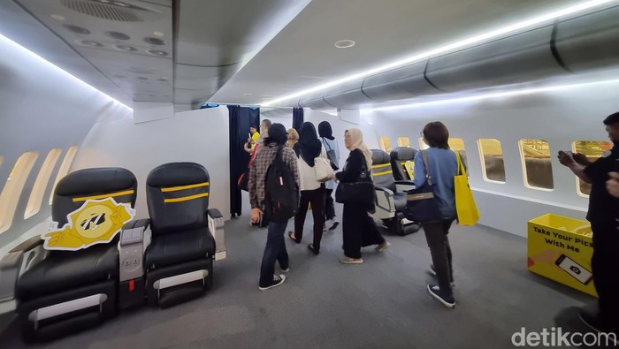 Ekshibisi pesawat Scoot di dalam mall.