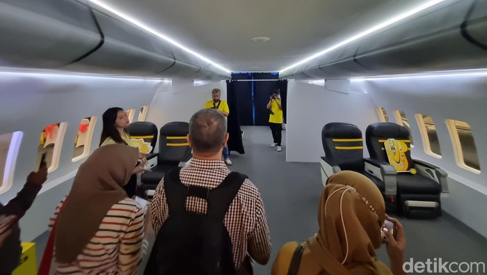 Ekshibisi pesawat Scoot di dalam mall.