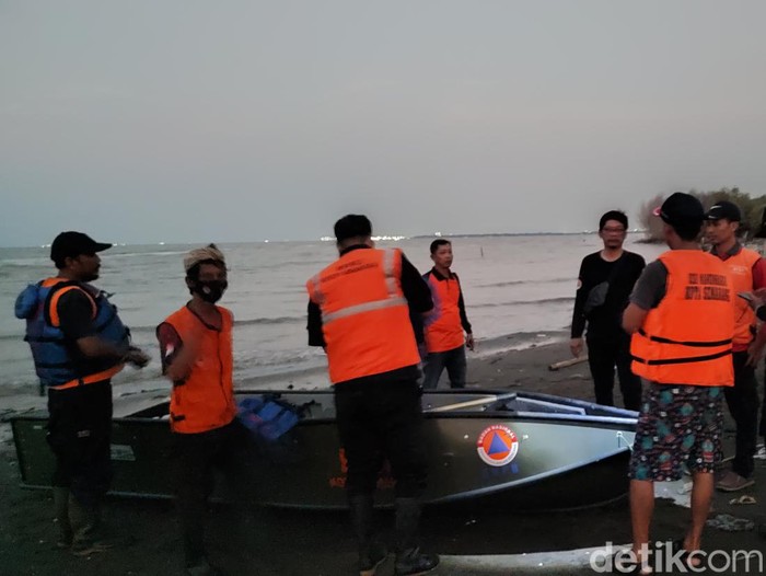 Petugas gabungan melakukan pencarian terhadap warga Mangkang Wetan, Semarang, yang hilang di lautan saat mencari tiram, Jumat (11/8/2023).