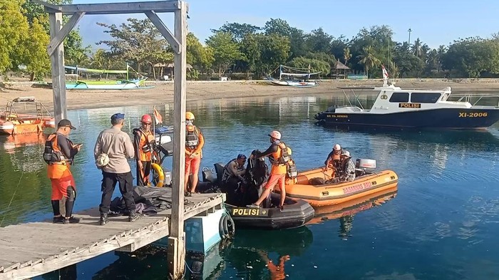 Petugas SAR Gabungan saat melakukan proses pencarian hari kelima korban tercebur dan hilang di Selat Bali, Jumat (11/8/2023). (I Putu Adi Budiastrawan/detikBali).