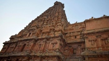 Kuil Brihadisvara, India. Tidak seperti kebanyakan piramida dalam daftar ini, fungsi Kuil Brihadisvara di Thanjavur merupakan kuil aktif yang didedikasikan untuk dewa Siwa dan masih rutin dikunjungi oleh umat Hindu. Ini adalah salah satu bagian dari Great Living Chola Temples, yang semuanya merupakan Situs Warisan Dunia UNESCO. Foto: via Tripzilla
