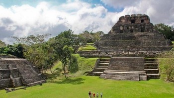 El Castillo Xunantunich, Belize. Budaya Mesoamerika kuno tampaknya sangat menyukai piramida. Selain di Yucatan, Meksiko, ada El Castilo lainnya di Distrik Cayo Belize. Terlepas dari kesamaan arsitektur mereka, keduanya sangat berbeda fungsinya. Piramida di Chichen Itza berfungsi sebagai kuil, sedangkan piramida di Belize menjadi pusat kegiatan masyarakat. Foto: via Tripzilla