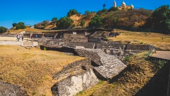 Piramida Agung Cholulo, Meksiko. Kalau kalian mengira piramida terbesar di dunia ada di Mesir, salah. Piramida Agung Cholula memecahkan banyak rekor dalam sejarah karena ukurannya yang besar. Piramida ini diyakini didedikasikan untuk dewa Quetzalcoatl. Foto: via Tripzilla
