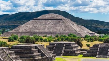 Piramida Matahari, Meksiko. Piramida lain yang terkenal di luar Mesir berasal dari kota Teotihuacan di Mesoamerika kuno. Tidak ada nama yang tercatat sebelumnya, tetapi bangunan ini disebut Piramida Matahari oleh suku Aztec ketika mereka menetap di kota yang ditinggalkan itu. Foto: via Tripzilla
