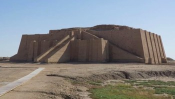 Ziggurat, Ur, Irak. Meskipun bentuk ziggurat berbeda dengan piramida, strukturnya hampir sama. Ziggurat memiliki teras di sepanjang tepinya. Sementara piramida digunakan sebagai mausoleum untuk keluarga kerajaan, ziggurat diyakini sebagai pusat administrasi pemukiman. Para ahli menemukan bahwa ziggurat mengalami setidaknya tujuh restorasi sebelum jatuhnya Kekaisaran Babilonia. Foto: via Tripzilla