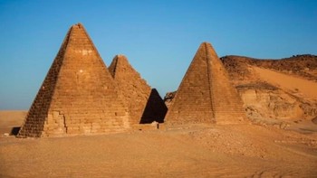 Piramida Nubia, Sudan. Piramida Nubia secara langsung dipengaruhi oleh budaya Mesir, baik dalam struktur maupun tujuannya. Bangunan ini berfungsi sebagai makam untuk keluarga kerajaan selama Kekaisaran Kush. Namun, Piramida Nubia lebih curam dan lebih kecil, sedangkan piramida Mesir memiliki dasar yang lebar. Foto: via Tripzilla