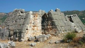 Piramida Argolis, Yunani. Piramida Argolis adalah salah satu dari sedikit piramida yang mungkin akan kalian lihat di Eropa. Piramida ini diketahui berasal dari abad kedua. Bangunan ini berfungsi sebagai makam. Foto: via Tripzilla