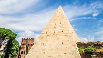 Piramida Gaius Cestius, Italia. Piramida Gaius Cestius dibangun untuk keluarga bernama Gaius Cestius. Dia adalah pemuka agama yang produktif di zaman Roma Kuno dan sangat dihormati dengan pendirian piramida ini sebagai makamnya. Foto: via Tripzilla