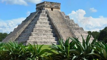 El Castillo Yucatan, Meksiko. El Castillo terletak di kota Chichen Itza yang hilang. Bangunan dengan arsitektur rumit ini dibuat oleh suku Maya pada masanya. El Castillo adalah kuil utama yang didedikasikan untuk dewa Ular Berbulu Kulkulkan, itulah sebabnya pahatan yang terlihat di sekitar kuil adalah kepala ular. Foto: via Tripzilla