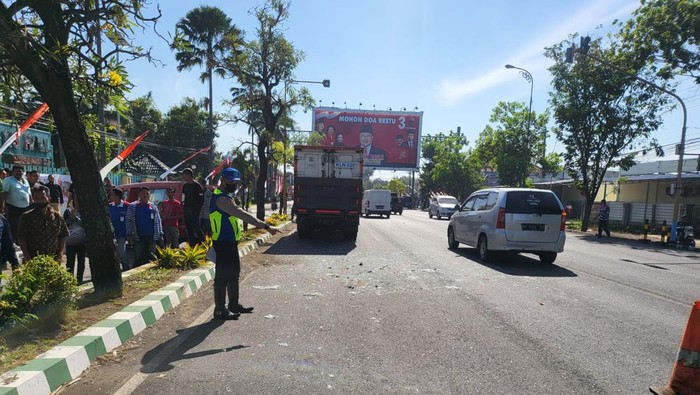 Polisi di TKP kecelakaan di jalan depan RS KSH Pati, Jumat (11/8/2023).