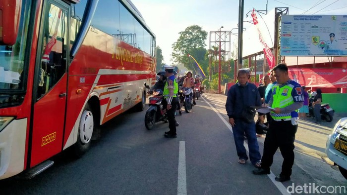 Polisi melakukan olah TKP kasus tabrak lari di Dusun Bulusari, Desa Bulusulur, Kabupaten Wonogiri, Jumat (11/8/2023) pagi.