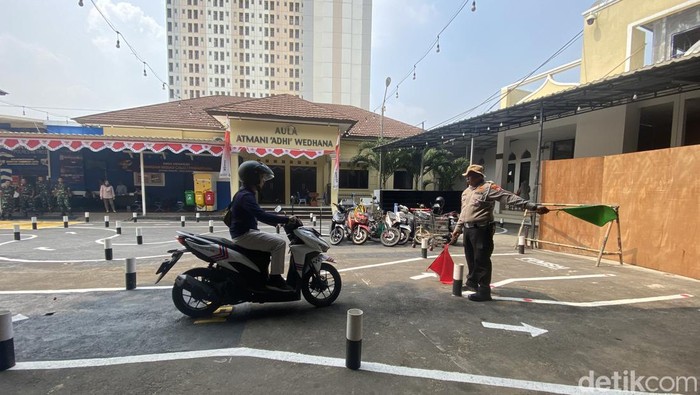 Polri resmi mengganti lintasan berbentuk angka 8 pada ujian praktik SIM C menjadi lintasan bentuk huruf S. Warga mengaku optimistis lulus ujian SIM. (Devi P/detikcom)