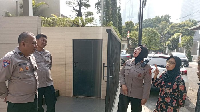 Polsek Kebayoran Baru mengecek cerobong asap milik kafe di Senopati yang dikeluhkan warga