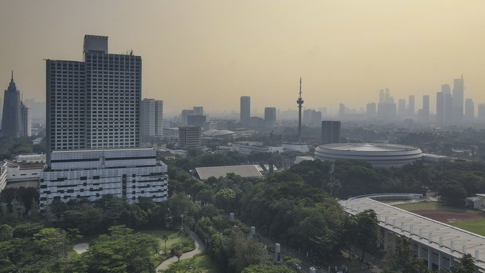 This aerial view shows buildings and the Jakarta city skyline shrouded in haze due to air pollution on June 24, 2023. (Photo by BAY ISMOYO / AFP)
