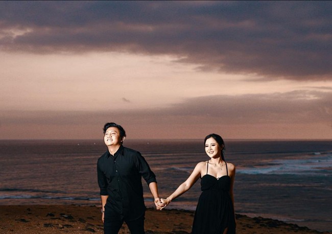 Pemotretan dilakukan di tepi pantai di Lombok, Nusa Tenggara Barat. Dalam salah satu konsep, keduanya mengenakan busana hitam-hitam yang tampak elegan. Foto: Instagram/@faralljibrill @denny_caknan