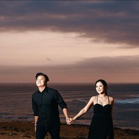 Pemotretan dilakukan di tepi pantai di Lombok, Nusa Tenggara Barat. Dalam salah satu konsep, keduanya mengenakan busana hitam-hitam yang tampak elegan. Foto: Instagram/@faralljibrill @denny_caknan