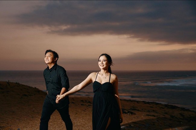 Denny Caknan dan Bella Bonita memilih lokasi outdoor untuk pemotretan. Keduanya mengusung gaya busana simpel romantis. Foto: Instagram/@faralljibrill @denny_caknan