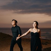 Denny Caknan dan Bella Bonita memilih lokasi outdoor untuk pemotretan. Keduanya mengusung gaya busana simpel romantis. Foto: Instagram/@faralljibrill @denny_caknan