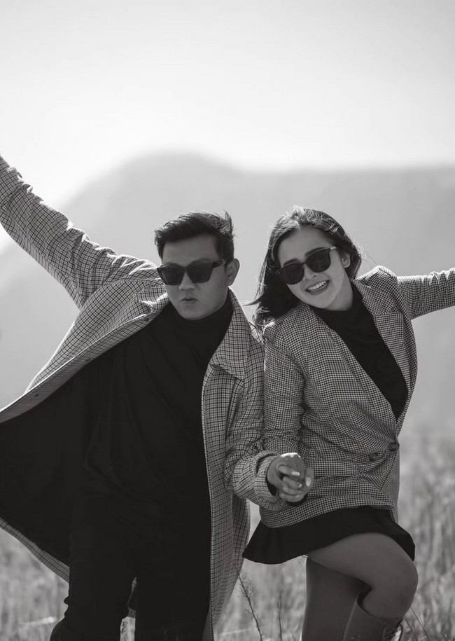 Sebagai pengantin baru, keduanya tak sungkan memperlihatkan kemesraan mereka. Romantis dan bikin iri netizen. Foto: Instagram/@faralljibrill @denny_caknan