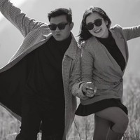 Sebagai pengantin baru, keduanya tak sungkan memperlihatkan kemesraan mereka. Romantis dan bikin iri netizen. Foto: Instagram/@faralljibrill @denny_caknan