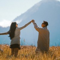 Post wedding adalah sesi foto yang dilakukan setelah pasangan pengantin menikah. Biasanya pengantin baru memanfaatkan momen bulan madu sekaligus untuk foto post wedding. Foto: Instagram/@faralljibrill @denny_caknan