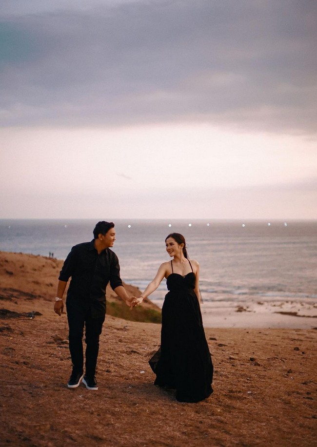 Bella Bonita anggun memakai gaun hitam dengan detail tulle, sementara Denny Caknan berkemeja dan celana hitam. Foto: Instagram/@faralljibrill @denny_caknan