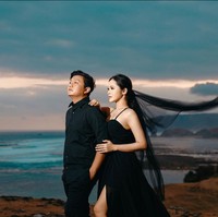 Pasangan pengantin baru Denny Caknan dan Bella Bonita melakukan pemotretan post wedding setelah resmi menikah.  Foto: Instagram/@faralljibrill @denny_caknan