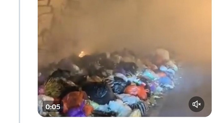Postingan video pembakaran sampah di timur jembatan Gembira Loka.