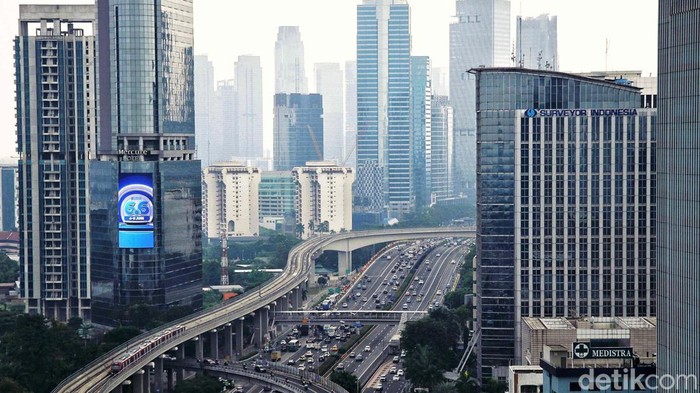 Polusi udara di DKI Jakarta terpantau lagi parah-parahnya, Jumat (11/8/2023). Warga diimbau untuk menggunakan masker saat beraktivitas di luar ruangan.