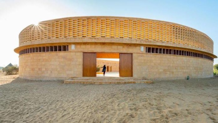 Di kota gurun Jaisalmer di India utara yang juga dikenal sebagai 'Kota Emas' karena susunan arsitektur batu pasir kuningnya, suhu dapat mencapai sekitar 120 derajat Fahrenheit atau 49 derajat Celcius pada puncak musim panas.